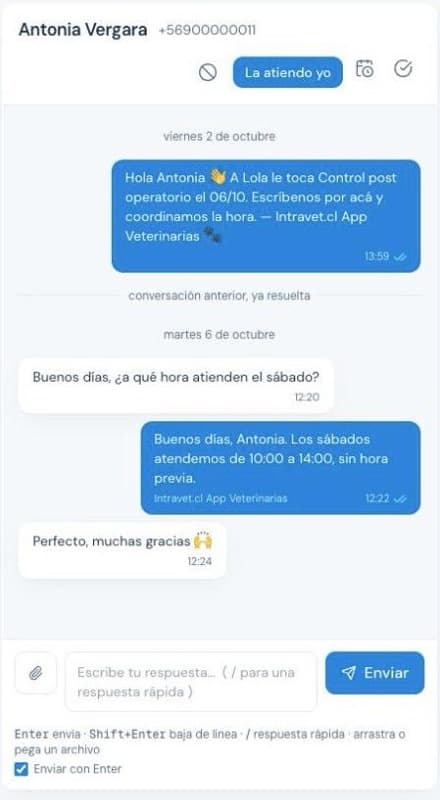 Una conversación de WhatsApp dentro de IntraVet: el tutor pregunta a qué hora atienden el sábado y la clínica le responde.